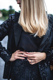 blusa nera maniche palloncino elegante outfit festa compleanno laurea donna abbigliamento maglia