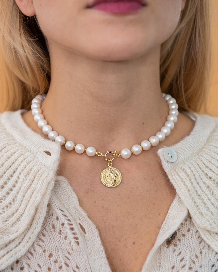 ELETTRA - Collana di perle con ciondolo medaglia – CARA MIA JEWELS