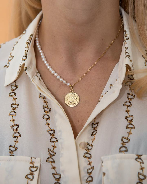 MIRA - Collana perle e catena con ciondolo medaglia