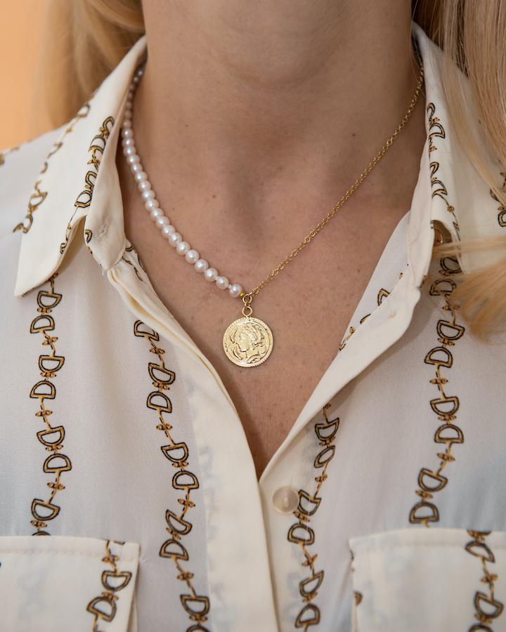 MIRA - Collana perle e catena con ciondolo medaglia