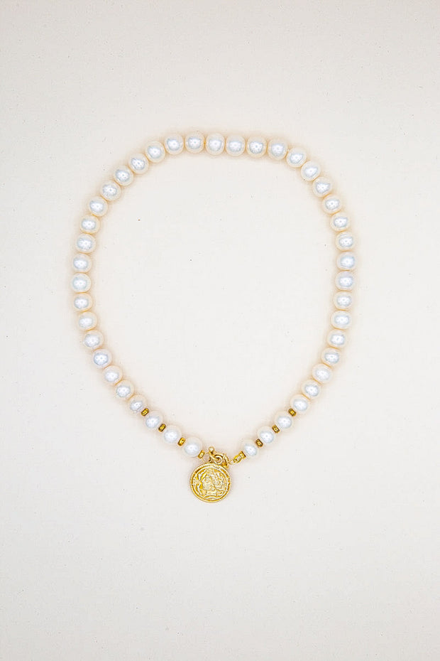 ELETTRA - Collana di perle con ciondolo medaglia