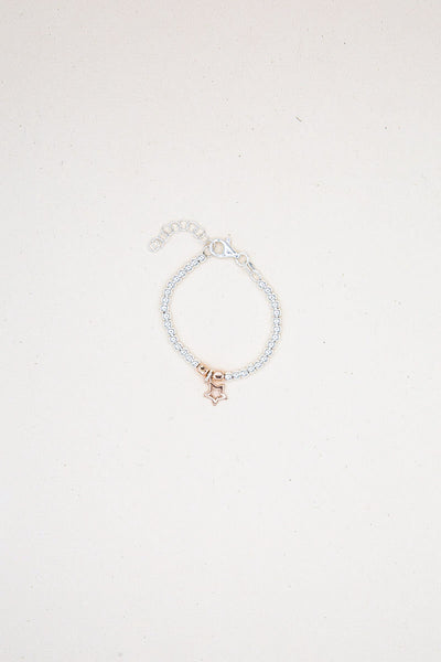 Bracciale con stella pendente - modella bambina