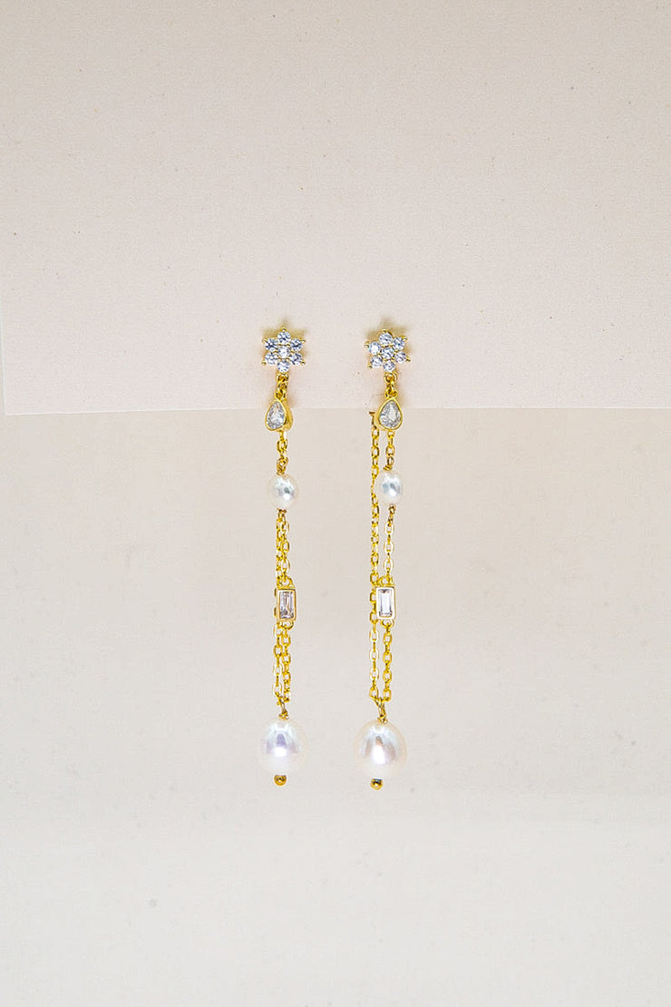 AMBRA - Orecchini lunghi con zirconi e perle