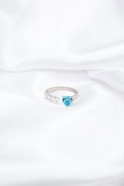 anello a forma di cuore zircone azzurro più 4 cuori bianchi